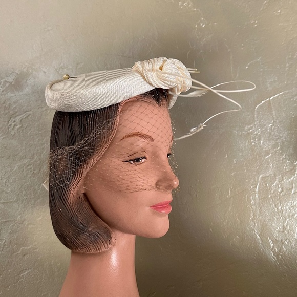 FASHIONABLE 1950s\' OFF-WHITE FABRIC CAP WITH FEATHER QUILL TRIM + VEIL main image 11